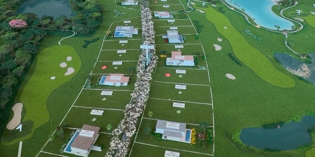 Maquete dos lotes do Heritage Riviera, alinhados ao longo de uma alameda arborizada entre o campo de golfe e a lagoa