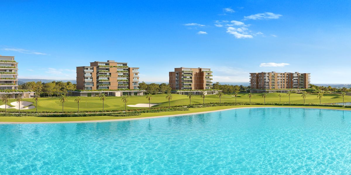 Perspectiva das torres residenciais às margens da lagoa